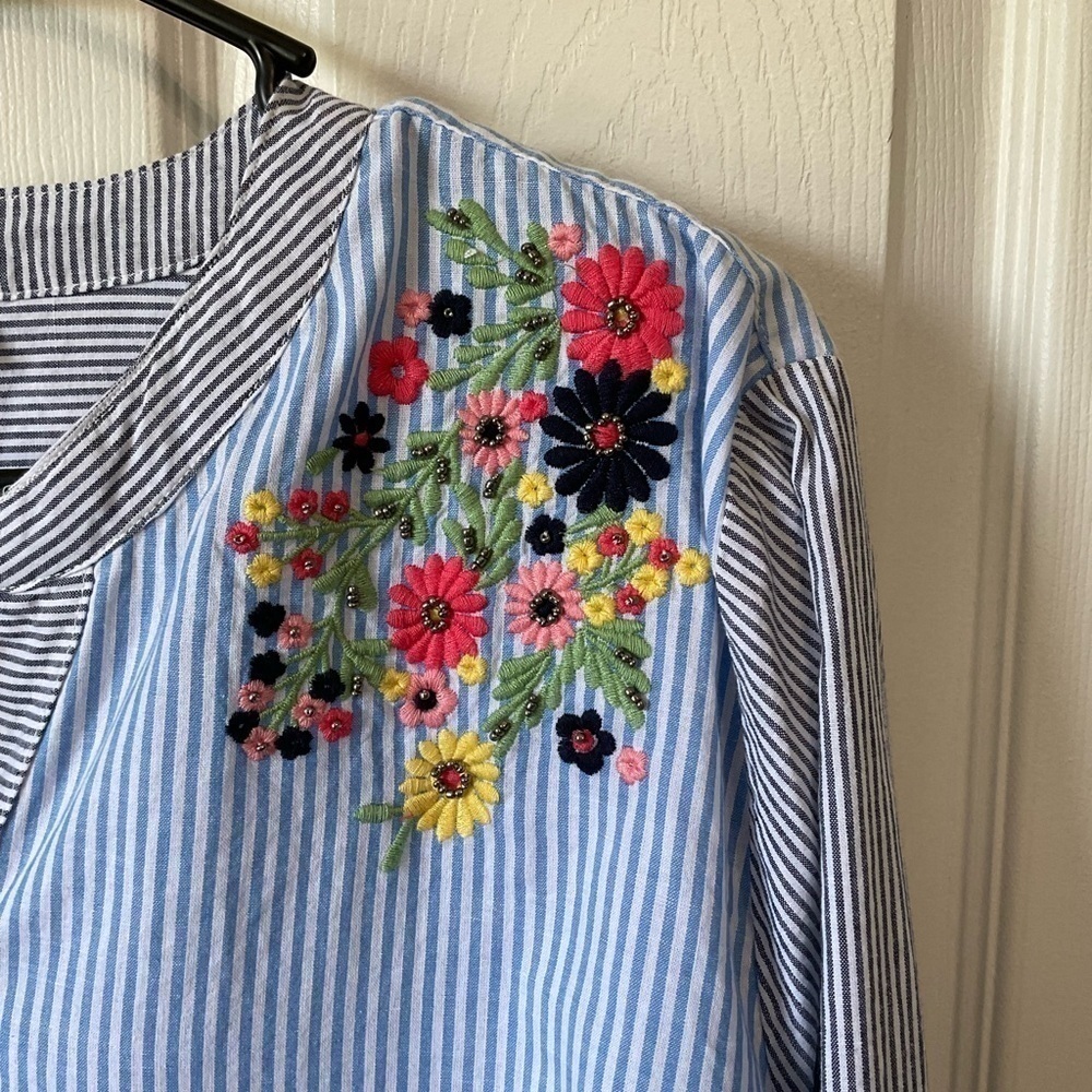 Serengeti top. floral embroidery. Long sleeve. size 1X - Picture 4 of 8